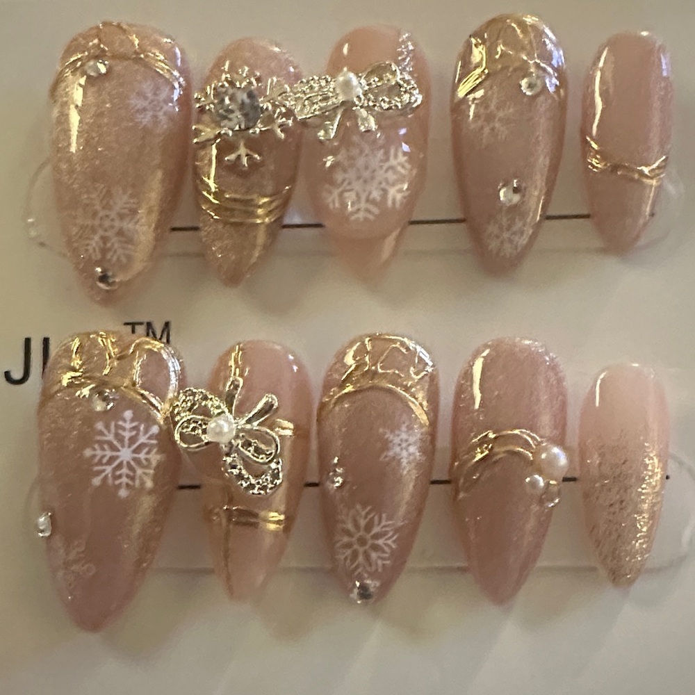 Elegant Gold and Cream Nail Set